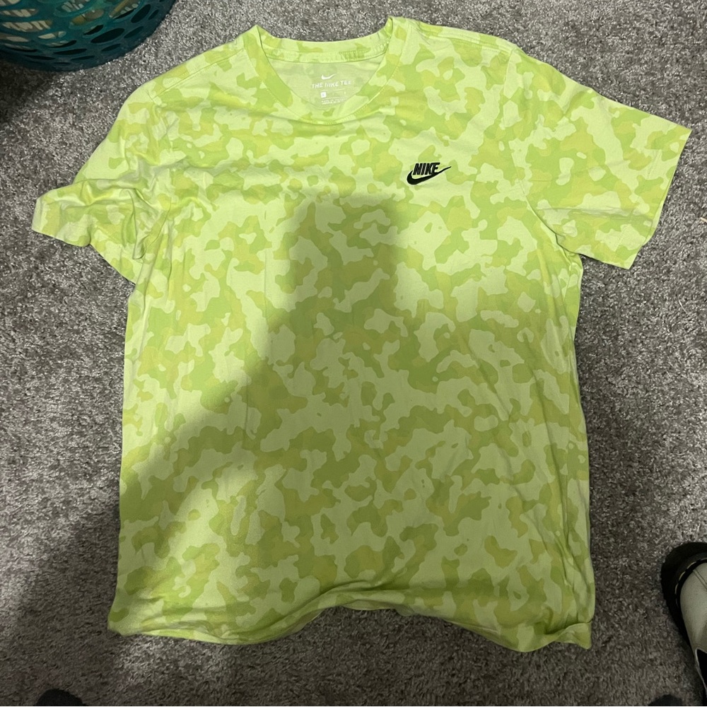 Nike Sportswear Mens L Tall Spell Out Camouflage
Short Sleeve T-Shirt Lime